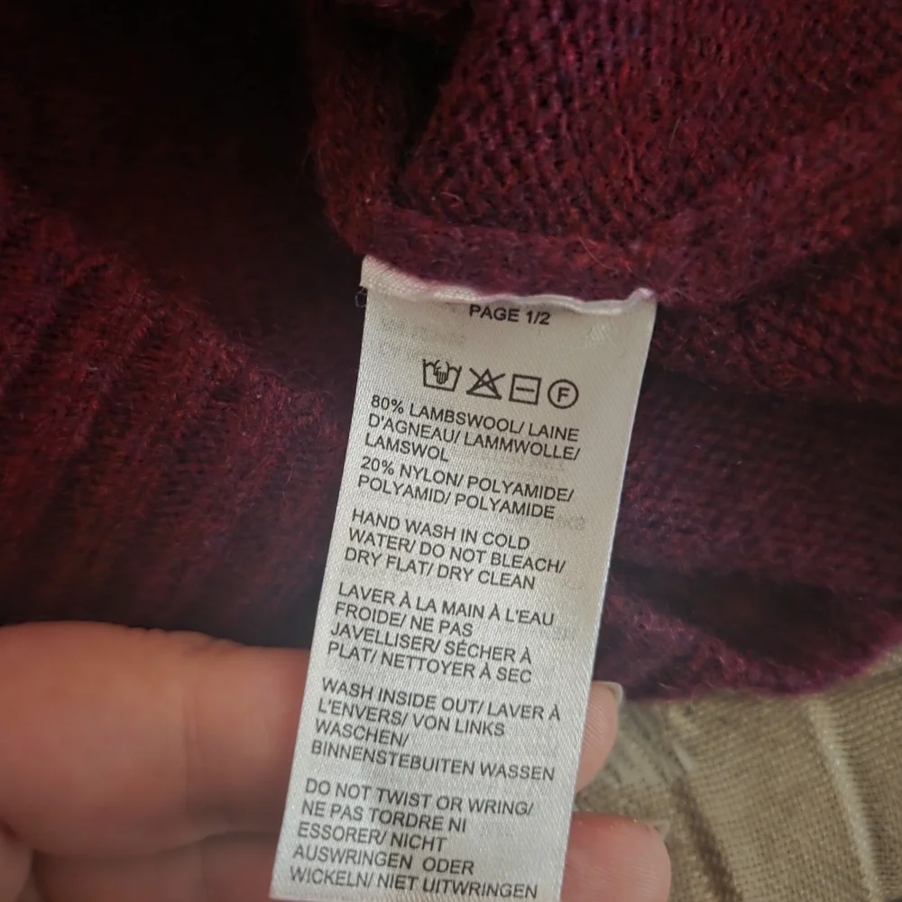 80% Lambswool Men's V-Neck Sweater in Deep Burgundy - Picture 2 of 3